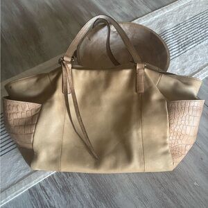 🌿🦋 Cynthia Rowley Tan Leather Tote Bag